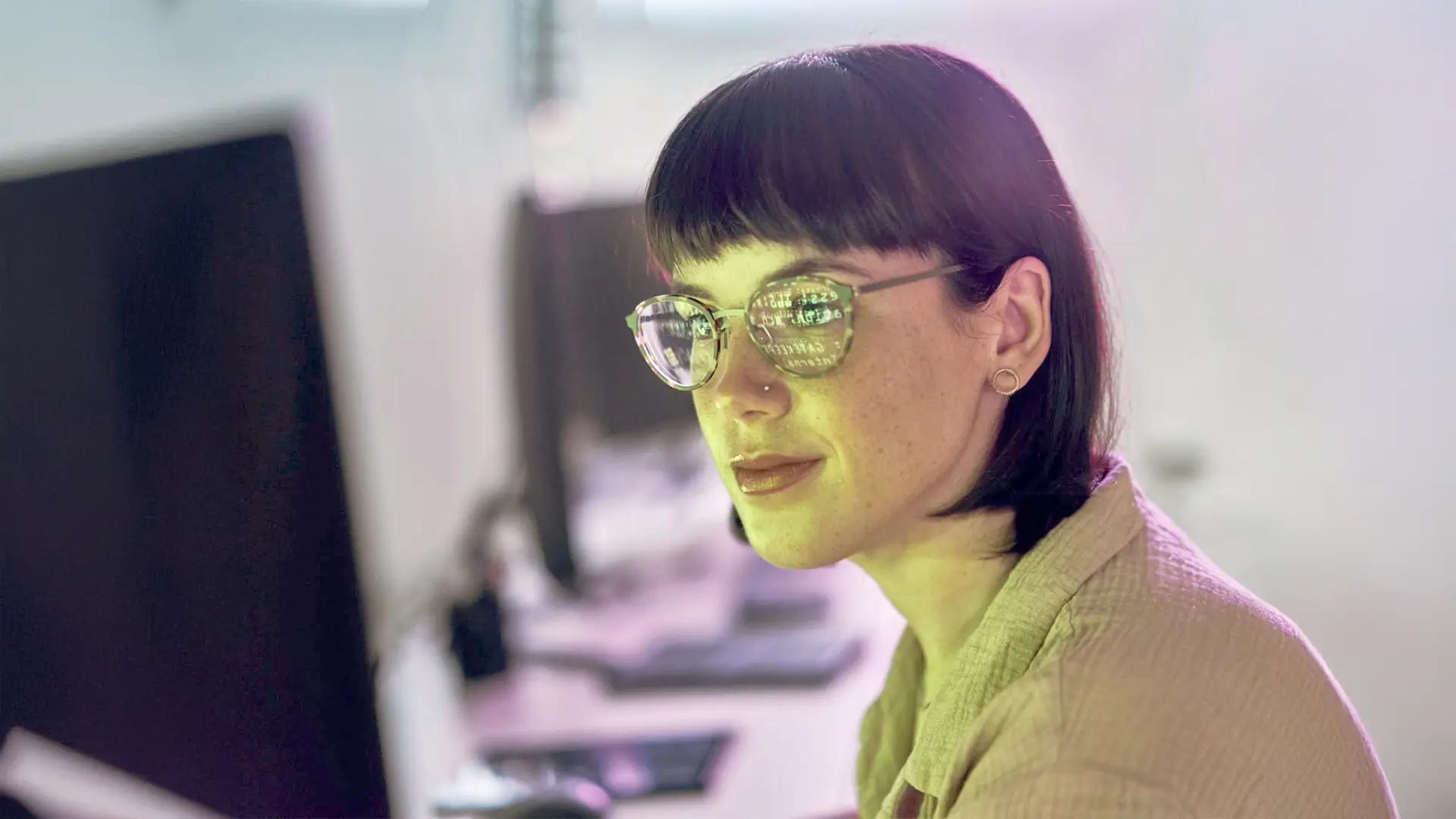 Une femme devant son PC