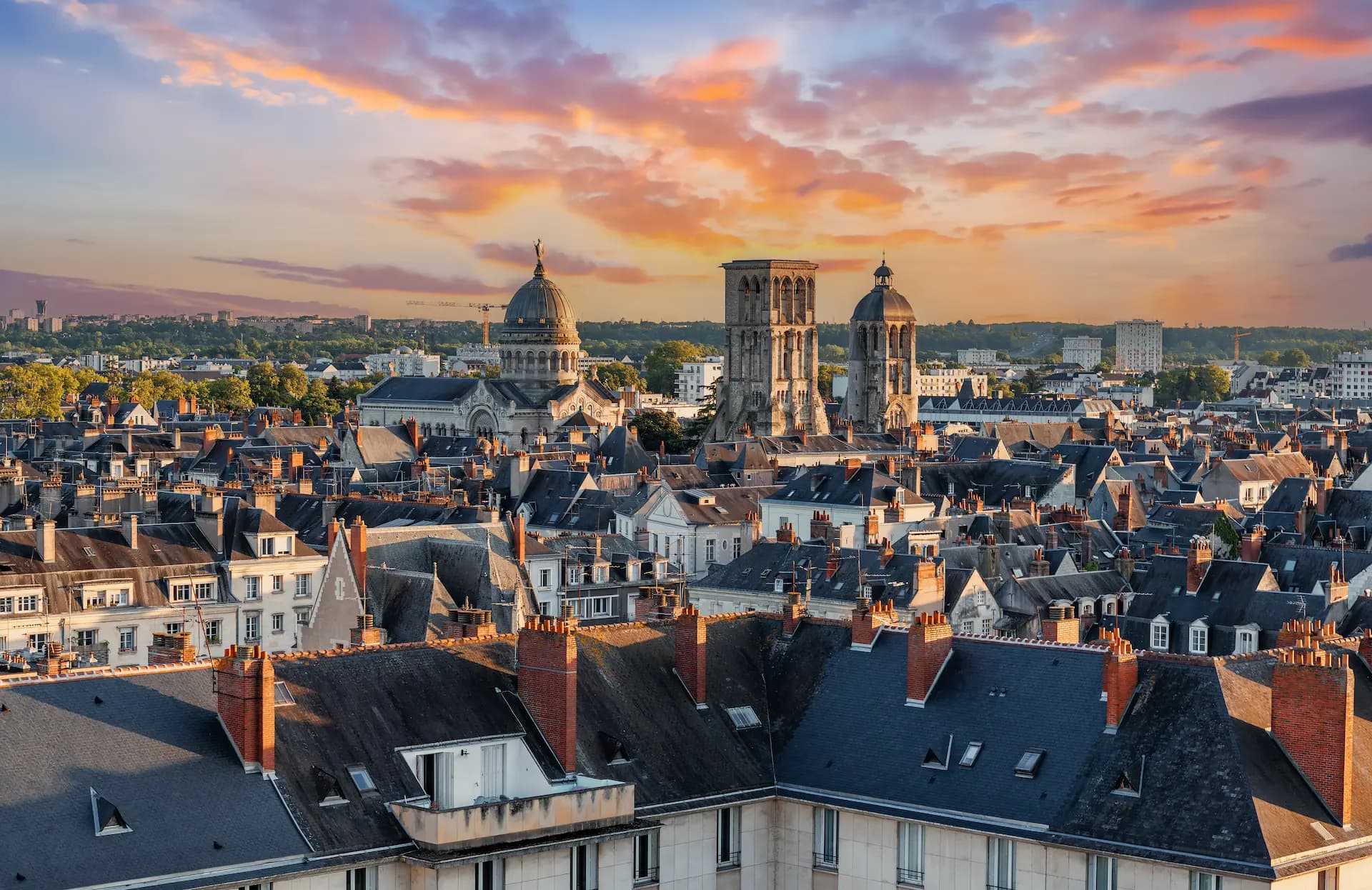 Les toits de Tours au coucher du soleil, avec la basilique Saint-Martin